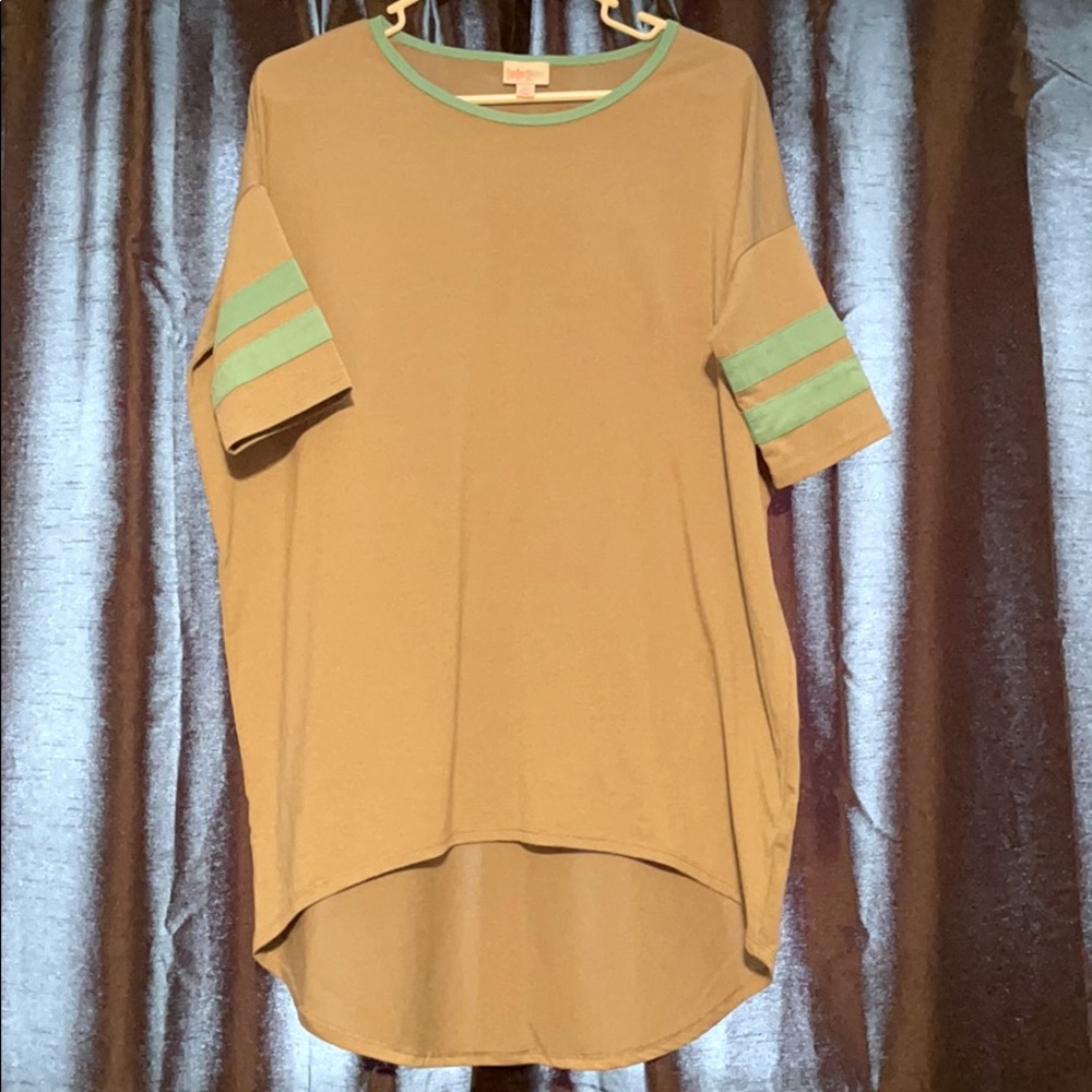 Women’s LulaRoe Irma shirt.